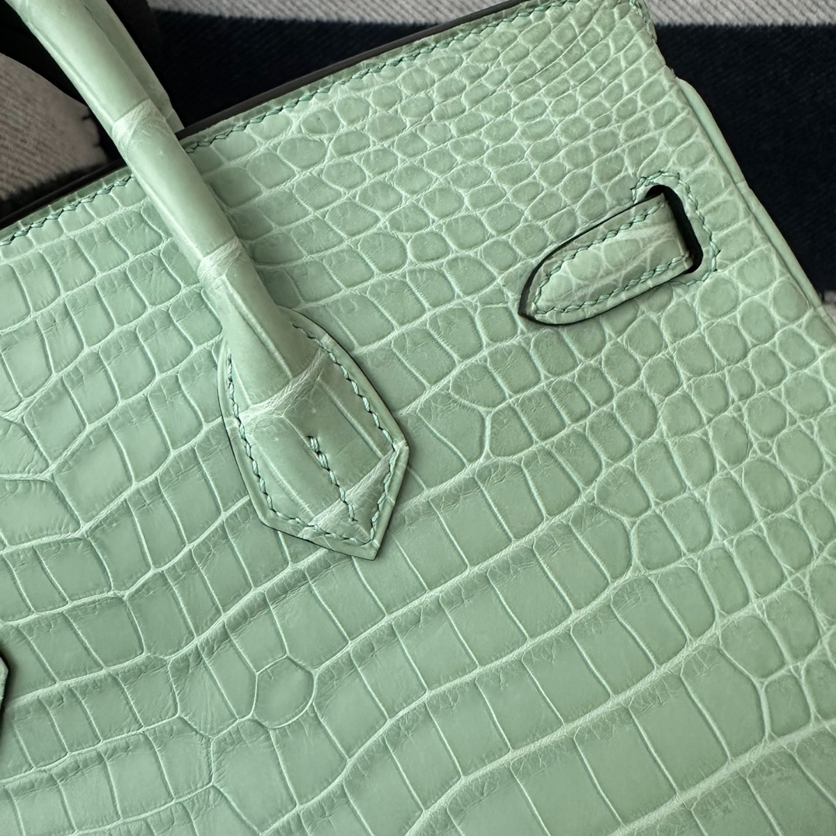 HERMÈS SET – KELLY 28 VERT D’EAU ALLIGATOR LIMITED EDITION & ORAN SANDALS GREEN